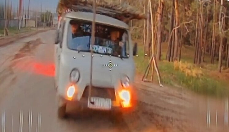 Лобове зіткнення українського дрона та ворожої "буханки" на дорозі у Донецькій області. ВIДЕО