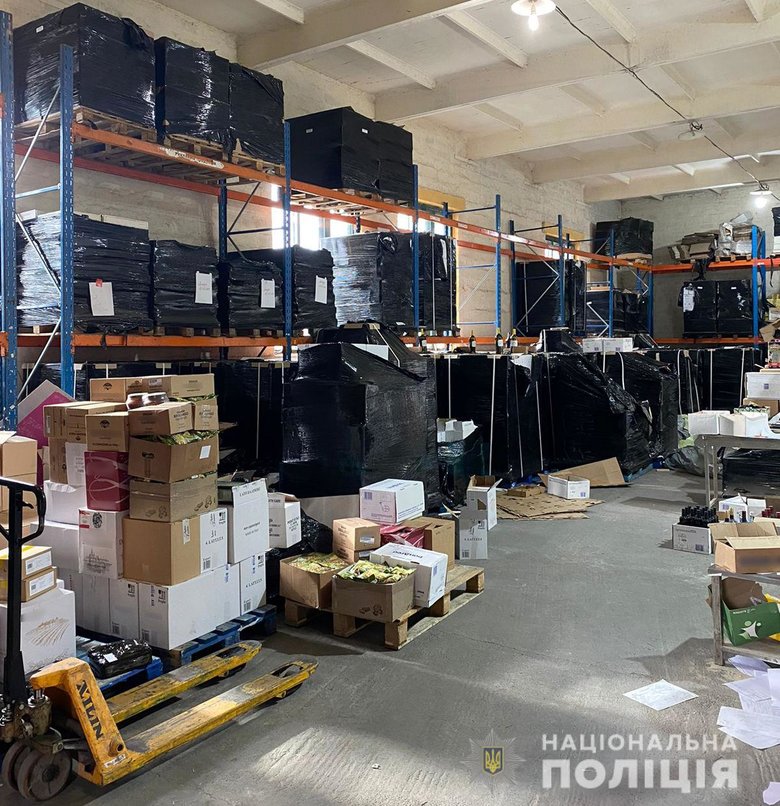 Киберполиция разоблачила сеть по производству и продаже фальсификата: мошенники подделывали вино, хамон, масло и конфеты известных брендов, изъято 160 т товара 02
