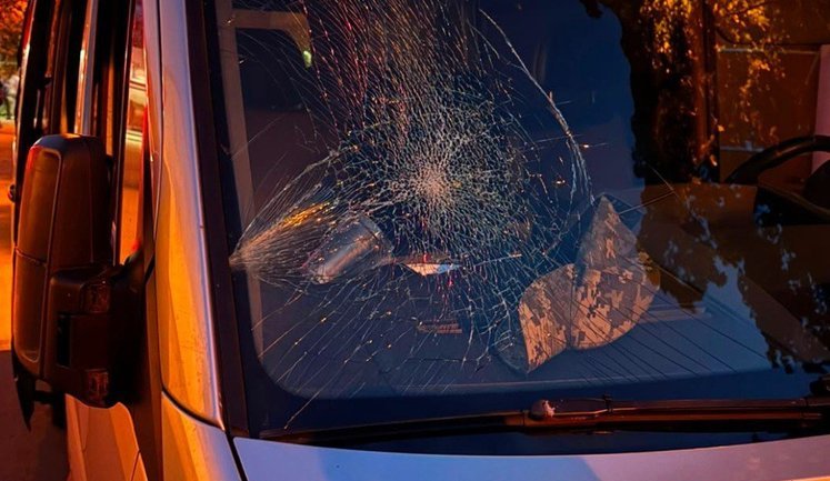 Група чоловіків пошкодила авто військових ТЦК та застосувала газовий балончик у Харкові: їх затримали. ФОТО