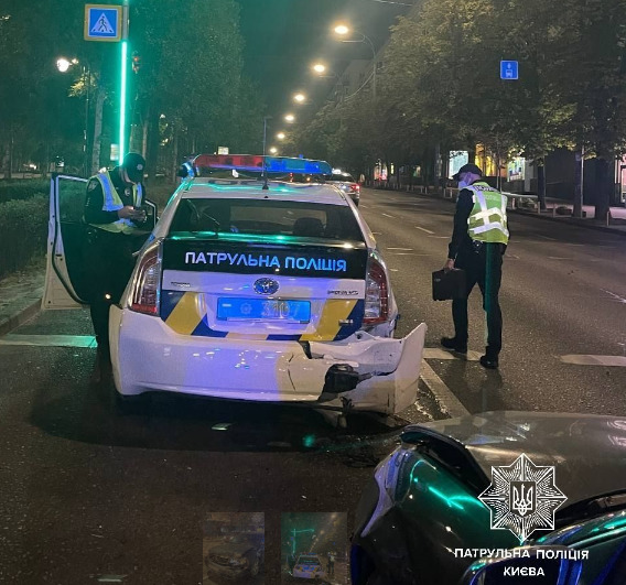 Нетверезий водій врізався в автомобіль патрульної поліції в Києві - двох правоохоронців госпіталізували 01