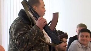 Активист Правого сектора пришел на заседание чиновников с "калашом": "Бог создал людей разными, Кольт уровнял шансы". ВИДЕО