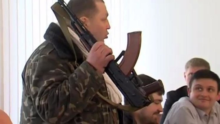 Активист Правого сектора пришел на заседание чиновников с "калашом": "Бог создал людей разными, Кольт уровнял шансы". ВИДЕО