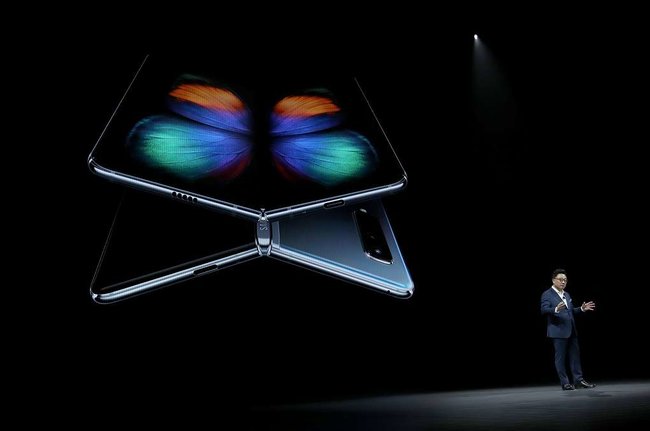 Samsung представила смартфон со складывающимся экраном и четыре модели S10 02
