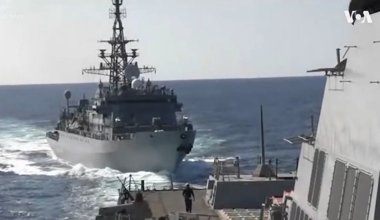 Російський військовий корабель провокував американський есмінець Farragut в Аравійському морі. ВIДЕО