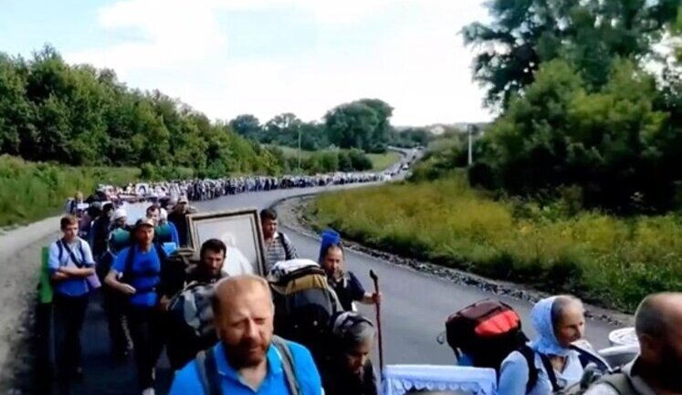 Тисячі вірян УПЦ МП, порушуючи заборону, йдуть до Почаєва, - ОВА