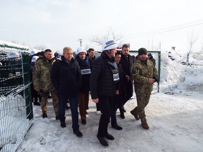 Председатель ОБСЕ, глава МИД Словакии Лайчак посетил пункт пропуска Станица Луганская 03