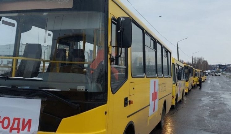 В Донецкой области колонна автобусов с беженцами и "скорыми" с ранеными застряли в пробке созданной оккупантами. ВИДЕО