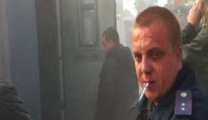 Пока горел автозак с зеками, охрана спокойно курила: Здесь перевозят склонных к побегу, рецидивистов и маньяков. ВИДЕО