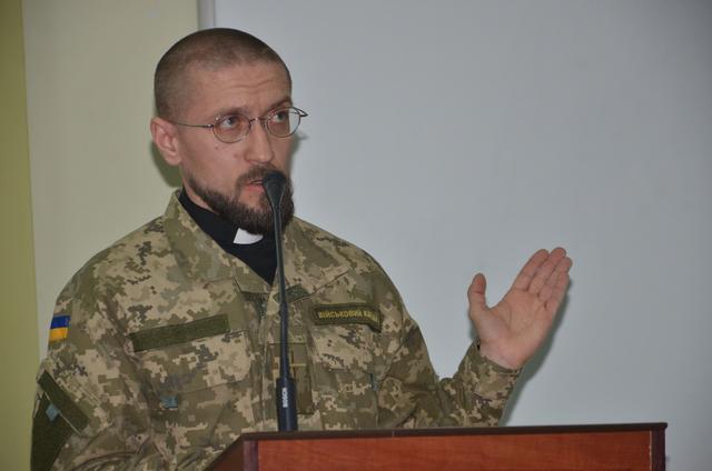 "Бог і Україна": в Нацакадемії сухопутних військ почалися пілотні курси з підготовки військових капеланів 06