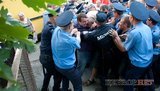 Спортсмены Киева и милиция с боем демонтировали ларек с алкоголем прямо у школы. ФОТОрепортаж