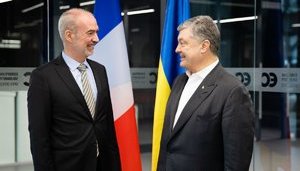 Порошенко - послу Франции: Важно сохранить санкции против России