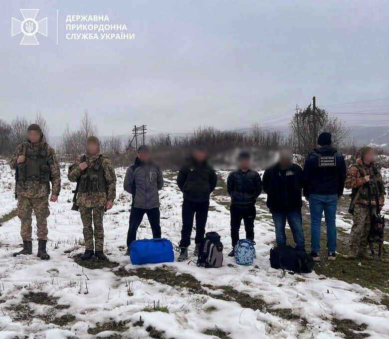 Пограничники задержали четырех мужчин, пытавшихся незаконно попасть в Словакию 01