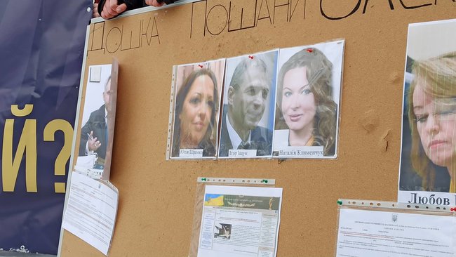 Який на#уй Московський? і Зеленський, закрий суд: активісти пікетували Окружний адмінсуд Києва 14