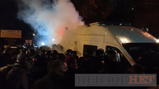 Под Шевченковским судом - столкновения с полицией 22