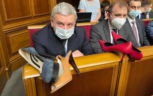 Тарану в Раде подарили красные туфли на каблуках: "Пусть сходит в них на парад". ФОТОрепортаж