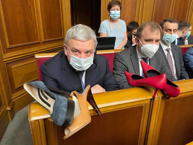 Тарану в Раде подарили красные туфли на каблуках: Пусть сходит в них на парад 05