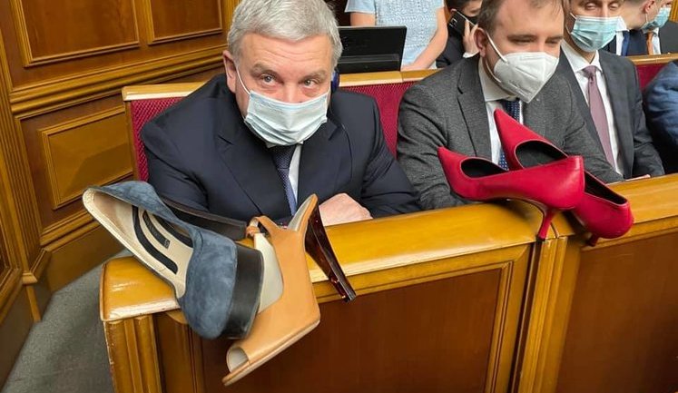 Тарану в Раде подарили красные туфли на каблуках: "Пусть сходит в них на парад". ФОТОрепортаж