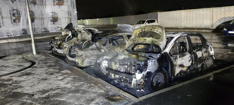 Как сжигают автомобили полицейским и политикам и почему поджигатели не боятся видеокамер 02