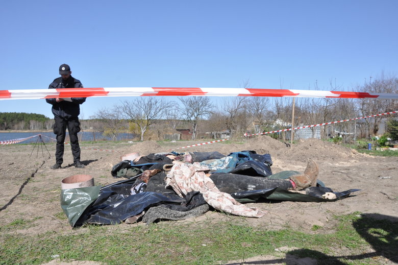 Поліція ексгумувала тіла матері та сина, вбитих росіянами, які безпідставно обстрілювали вулиці та будинки у Ваблі під Бучею 08