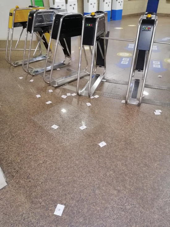 Пасажири київського метро масово кидають на підлогу використані QR-квитки 01