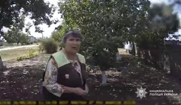 На Херсонщині поліцейські евакуювали 60-річну жінку із собакою з понівеченого обстрілами прифронтового села. ВIДЕО