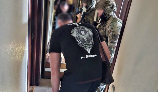 Троє чоловіків вибивали неіснуючий борг з хлопця у Дніпрі