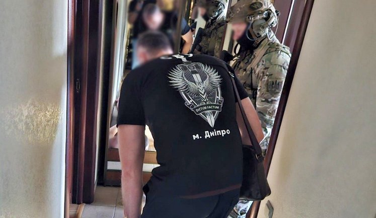 Застосували шокер та погрожували вбивством: у Дніпрі троє чоловіків "вибивали" ніснуючий борг зі знайомого. ФОТОрепортаж