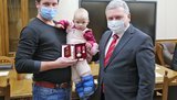 Таран вручил государственные награды волонтерам Азарову и Гусак. ФОТО