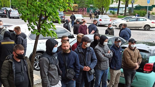 Тітушки прийшли на суд щодо запобіжного заходу Медведчуку 05