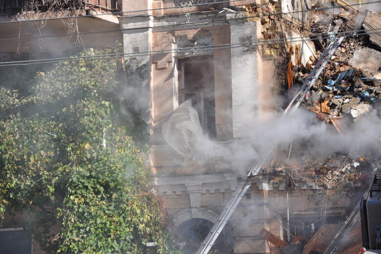 At site of kamikaze drone attack in Kyiv, rubble is being cleared 22