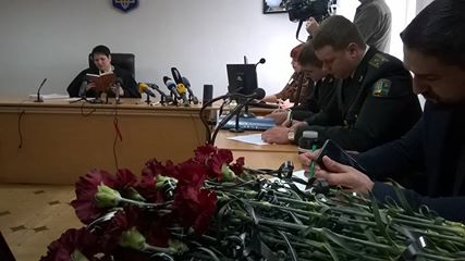 Родственники погибших в катастрофе Ил-76 подарили Назарову 49 гвоздик 01