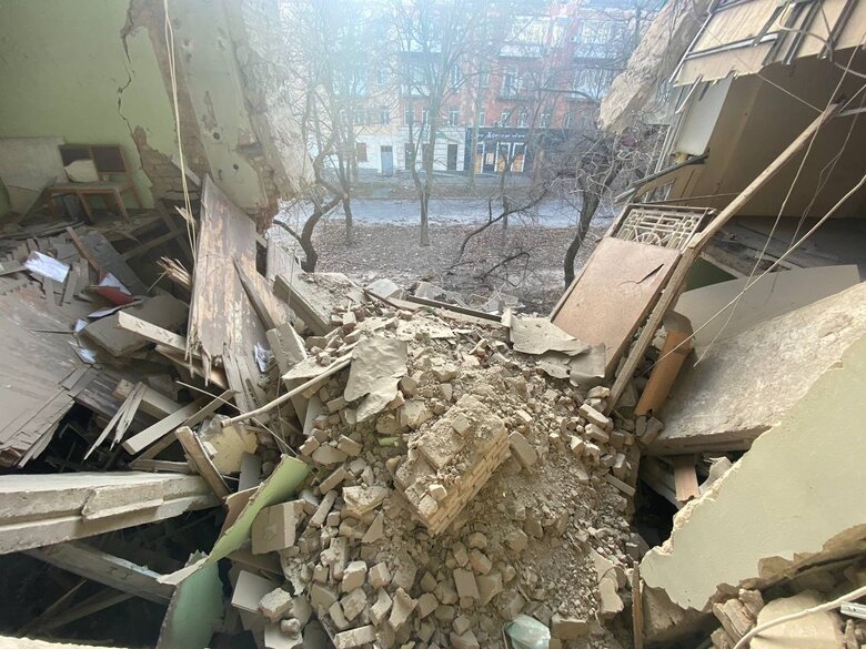 Рашисты ударили по центру Херсона, повреждено здание ОВА 04
