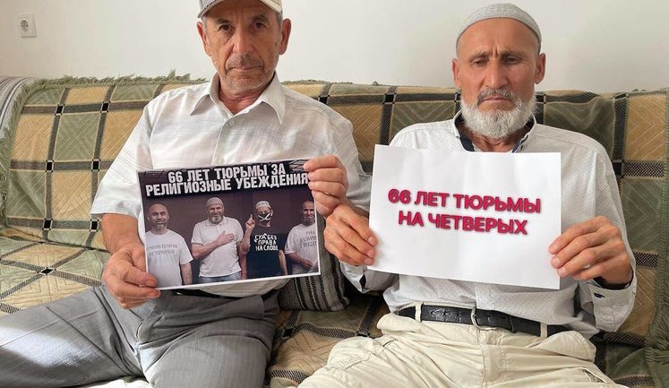 "66 лет тюрьмы за веру", - флешмоб в поддержку четверых крымских татар, которым в России вынесут приговор 16 августа. ФОТОрепортаж