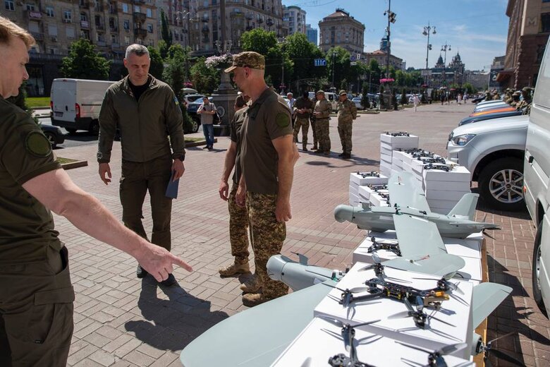 Двом підрозділам ЗСУ передали безпілотники та вантажівки