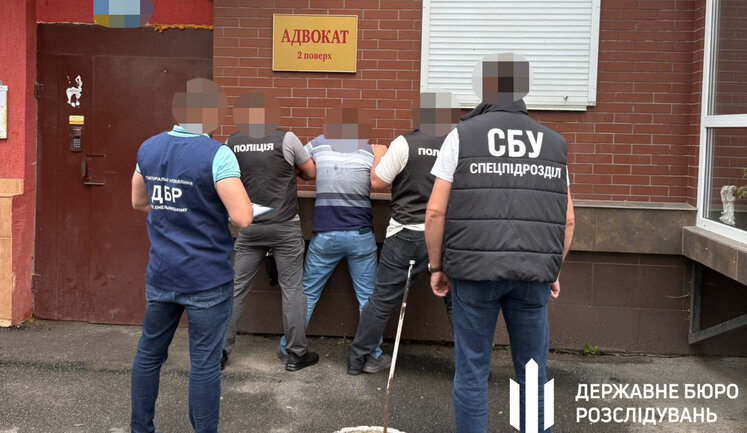 На хабарі у 200 тис. грн затримано посадовця податкової Хмельниччини, - ДБР. ФОТОрепортаж
