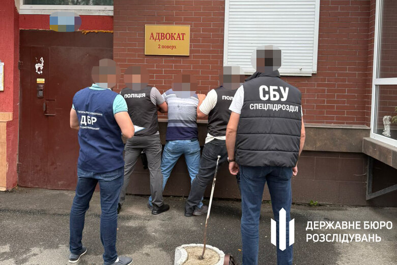 Чиновника податкової затримали на хабарі в Хмельницькій області