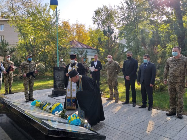 Памятник загиблим військовим медикам відкрили в Сєверодонецьку 03