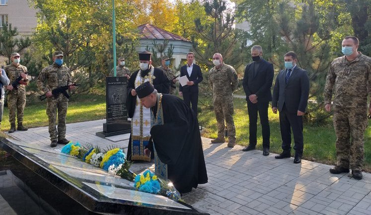 Пам'ятник загиблим військовим медикам відкрили в Сєверодонецьку. ФОТО