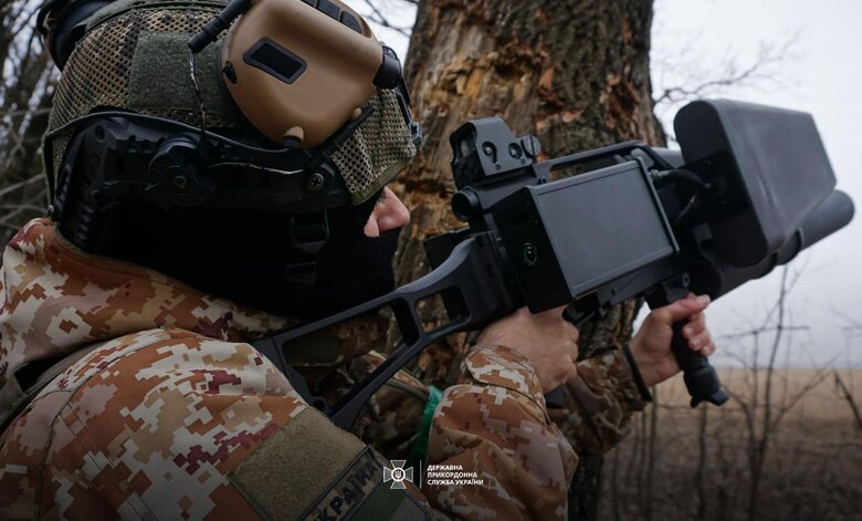 Пограничники затрофеили в Луганской области вражеский дрон с тепловизором 01