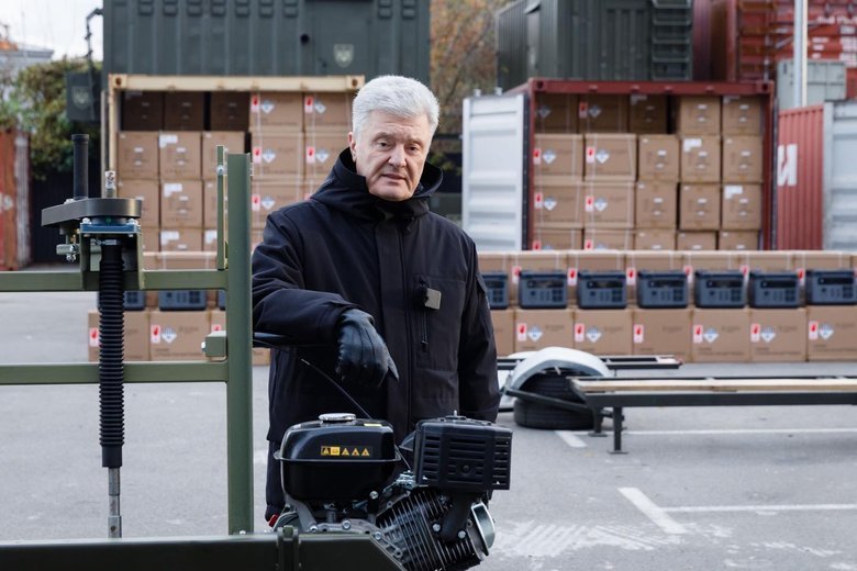 Порошенко передал партию помощи на фронт для Сил поддержки