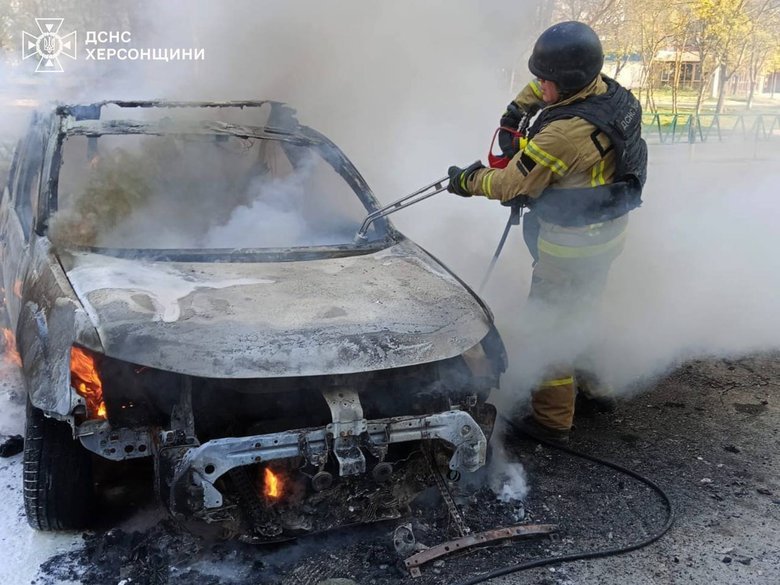 В Херсоне российский дрон попал в легковой автомобиль.