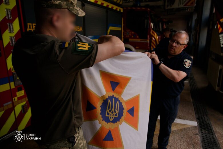Розвідник передав рятувальникам ДСНС прапор