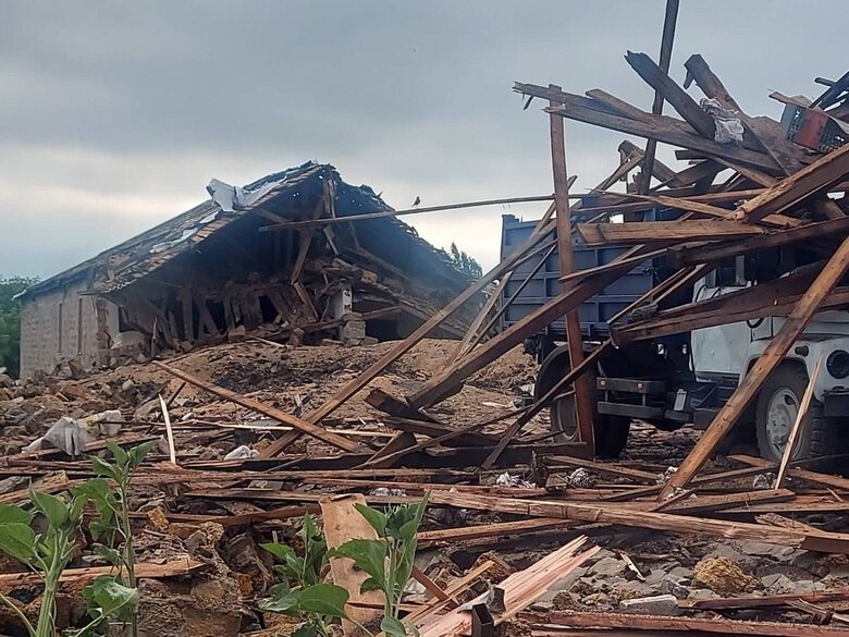 Наслідки нічного обстрілу Великомихайлівської громади на Дніпропетровщині 01