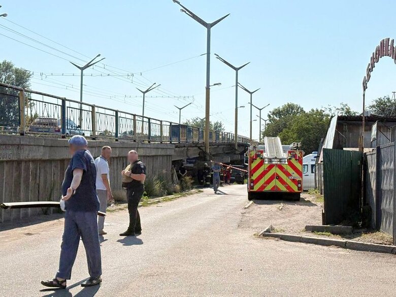 In Cherkasy, a man threatens to detonate grenades under a bridge