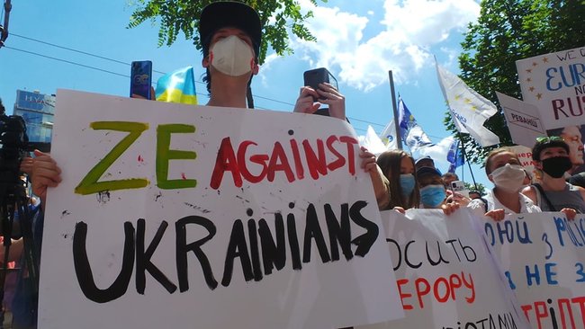 Після акції під ДБР багатотисячна хода попрямувала до Печерського суду на підтримку Порошенка і проти політичних репресій 13