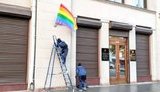 На будівлях адміністрації Путіна і ФСБ в Москві вивісили ЛГБТ-прапори. ФОТОрепортаж