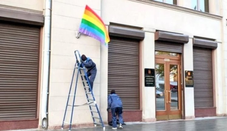 На зданиях администрации Путина и ФСБ в Москве вывесили ЛГБТ-флаги. ФОТОрепортаж