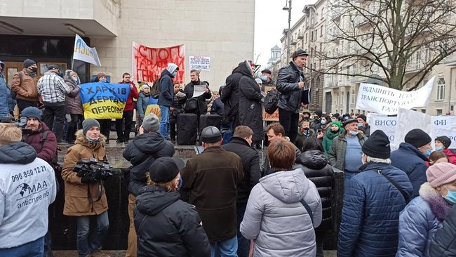 Кінець епохи бідності - початок епохи злиднів: мітингувальники протестують під ОП проти підвищення тарифів, планують відвезти Зеленському платіжки 16