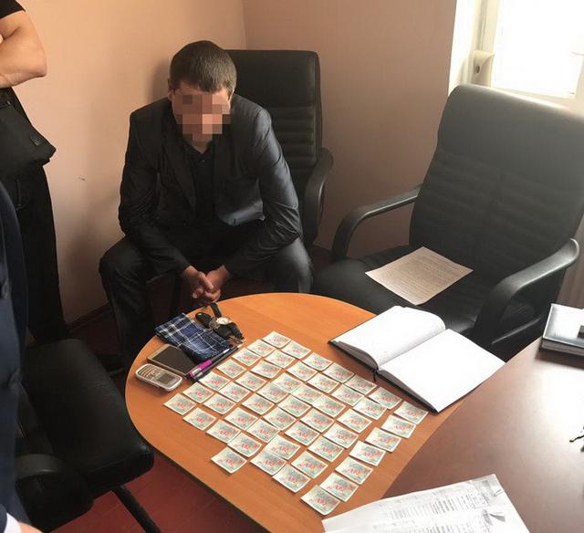 Під час одержання хабара талонами на бензин затримано заступника начальника Переяслав-Хмельницького відділу Нацполіції Київщини, - СБУ 01