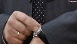 Жизнь без взяток: Канадцы провели мастер-класс и подарили нашему чиновнику дешевые часы. ВИДЕО.